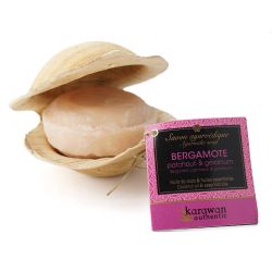 Savon ayurvédique à la Bergamotte régénérante dans sa feuille de palmier - 100g - Karawan