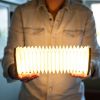Lampe accordéon intelligente écoçoncue en Bamboo - Gingko Design