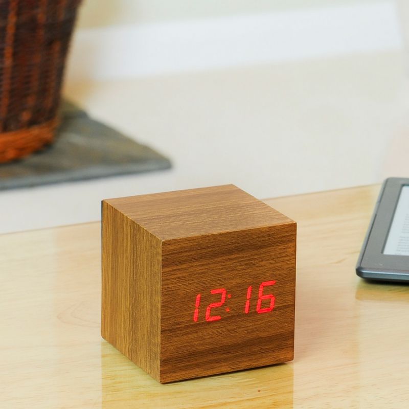 Öko-Uhr Cube Plus aus Teakholz, 4 Funktionen - Gingko Design