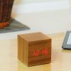 Horloge écoconçue Cube Plus en Teck et LED rouge, 4 fonctions - Gingko Design