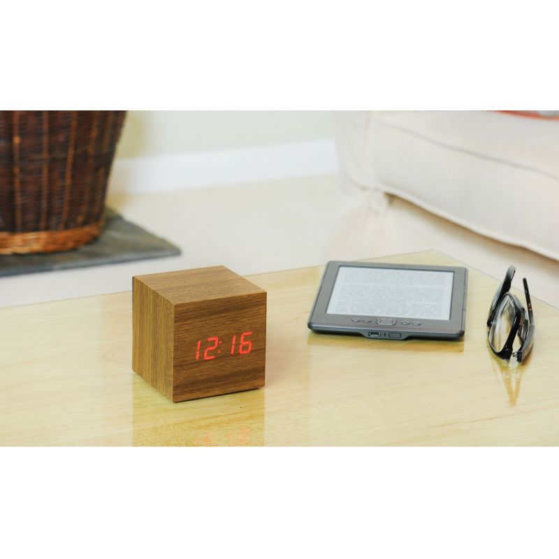 Horloge écoconçue Cube Plus en Teck et LED rouge, 4 fonctions - Gingko Design